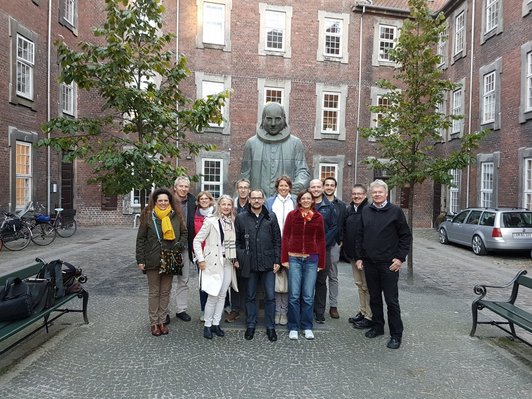 Gruppe an Menschen vor Statue in Kopenhagen