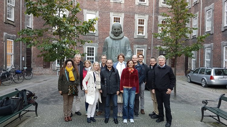 Gruppe an Menschen vor Statue in Kopenhagen