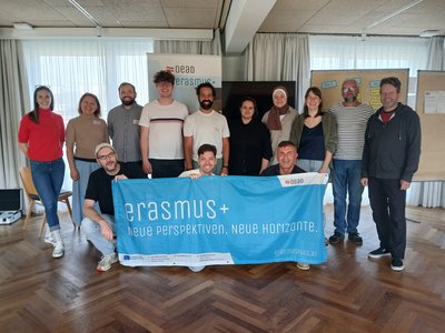Gruppe an Menschen vor dem Erasmus+ Banner