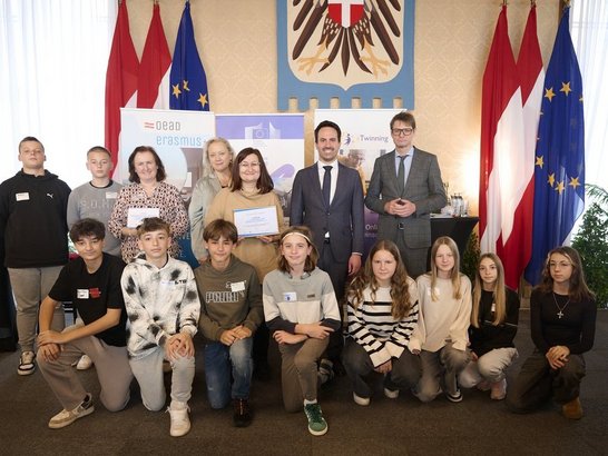 Gruppe an Menschen lacht in die Kamera