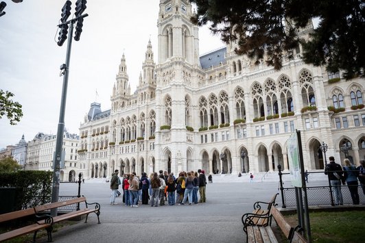 Gruppenfoto vor dem Rathaus