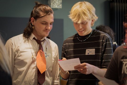 Zwei junge Menschen interagieren miteinander 