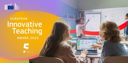 Zwei Kinder arbeiten gemeinsam am PC 