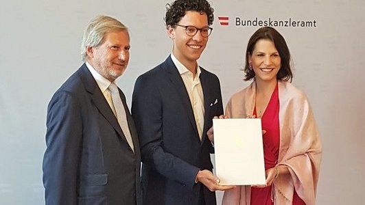 Bundesministerin Edtstadler verlieh drei Stipendien für das College of Europe an österreichische Studierende