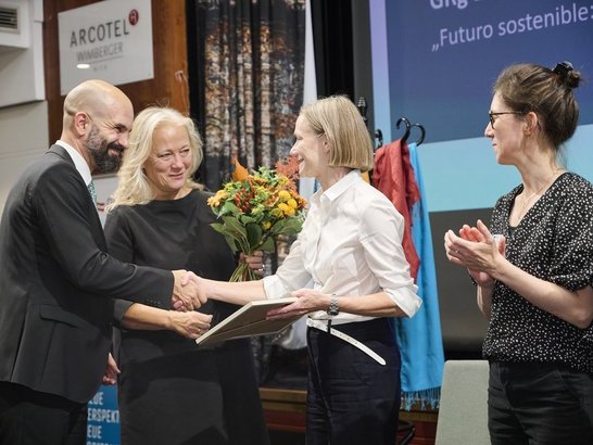 Gewinner:in bekommt Preis überreicht