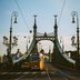 Eine gelbe Tram auf der Kettenbrücke in Budapest.