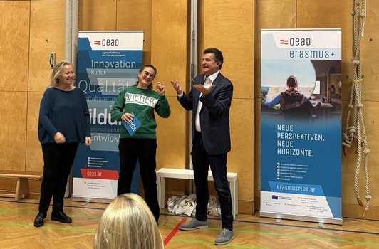 Drei Personen sprechen 