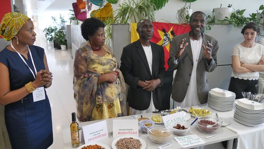 Zwei Männer und zwei Frauen beim International Food Sharing an der FH Joanneum 