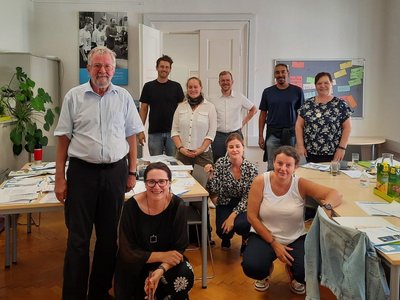 Ein Foto vom Projektteam (neun Personen) in den Räumlichkeiten der steirischen Volkswirtschaftlichen Gesellschaft