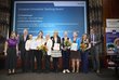 Gewinner:innen EITA 2026: Gruppe an Menschen steht auf der Bühne und lacht in die Kamera