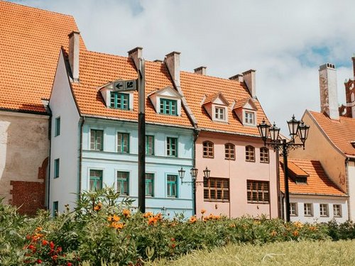 Häuserreihe mir Wiese davor in Riga.