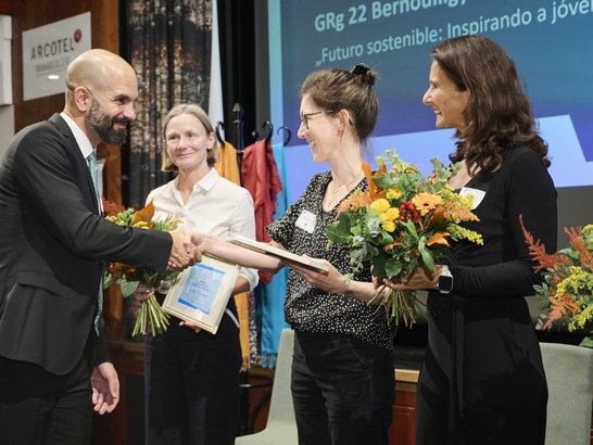 Gewinner:in bekommt Preis überreicht