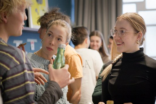 Junge Menschen interagieren miteinander 