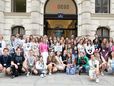 Die Teilnehmenden der Ukraine Veranstaltung versammelt für ein Gruppenfoto in der Ebendorferstraße