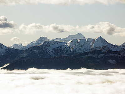 Foto von österreichischen Bergspitzen über den Wolken