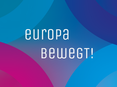 "Europa bewegt" in weißer Schrift vor Hintergrund aus rosa und blauen Farben