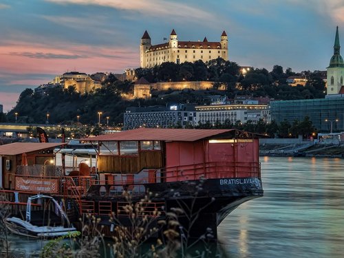 Blick auf eine Stadt am Fluss.