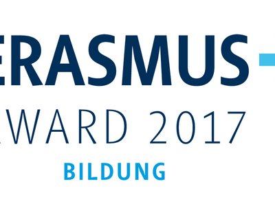 Dunkelblauer Schriftzug "Erasmus+ Award 2017 Bildung" auf weißem Hintergrund