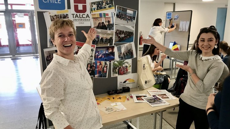 Mitarbeiterinnen präsentieren stolz ihren Stand bei einer Messe