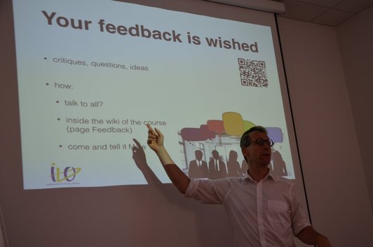 Mann trägt vor, auf der Präsentationsfolie steht "Your feedback is wished"