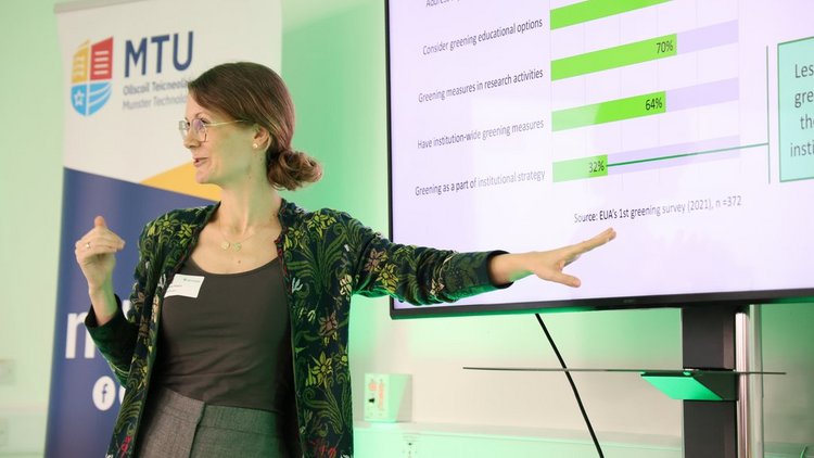 Das Foto zeigt eine Frau bei einem Vortrag zu ihrem Projekt.