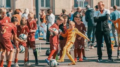 Jugend Fußballmannschaft mit Trainer