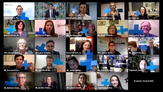 Award 2020 Gruppenbild mit hochgehaltenem blauem Plus aus Plastik von jedem Teilnehmer