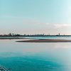 Blick auf eine Stadt über das Meer.