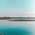 Blick auf eine Stadt über das Meer.