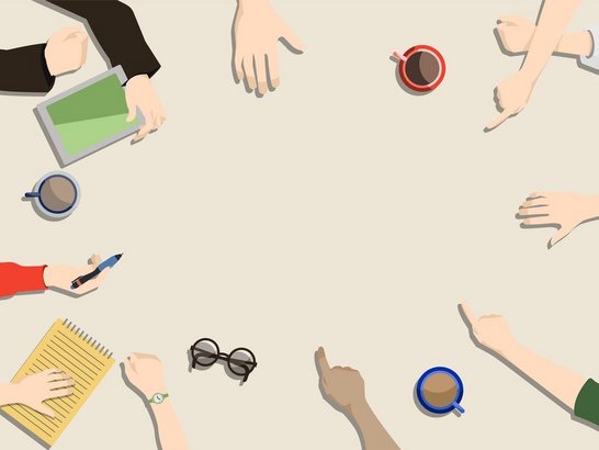 Eine Illostration die 11 Hände zeigt, die auf einer Tischplatte nach innen zeigen, sowie Kaffetassen, ein Tablet, ein Notizbuch, einen Stift und eine Brille.