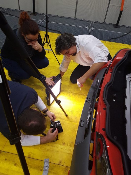 Lehrende und Studierende gemeinsam bei der Arbeit an einem Auto