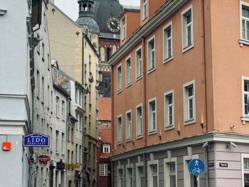 Riga, Blick auf eine Straße mit einer Kirche am Ende.