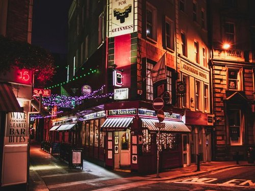 Eine Straße in Dublin bei Nacht.
