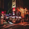 Eine Straße in Dublin bei Nacht.