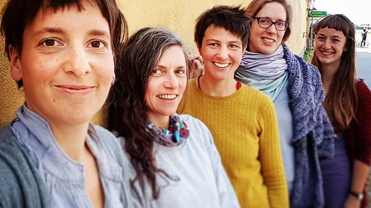 Selfie von fünf Frauen, die in die Kamera lächeln