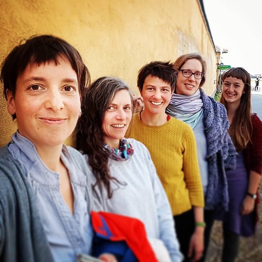 Selfie von fünf Frauen, die in die Kamera lächeln