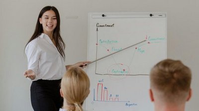 Junge Dame, die vor Flipchart steht