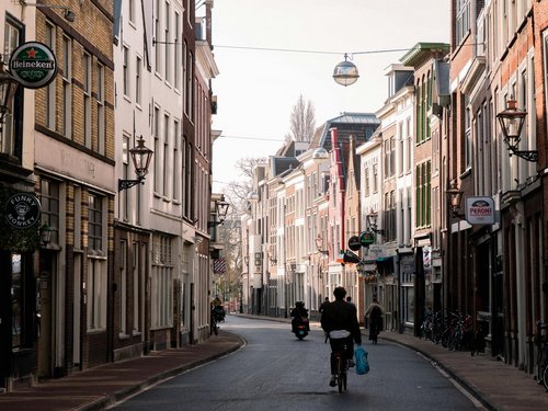 Fahrradfahrer in einer Gasse in Leiden. 
