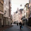 Fahrradfahrer in einer Gasse in Leiden. 