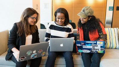 Drei Frauen vor Laptop