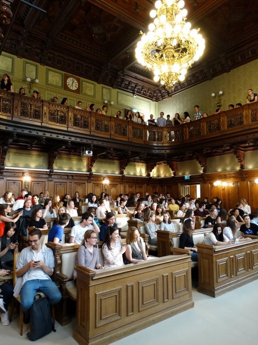 Foto von Studierenden im Hörsaal der Uni Graz