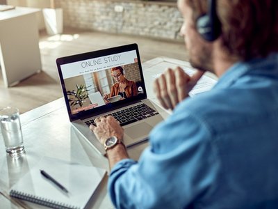 Mann bei Online-Vortrag Online-Vortrag