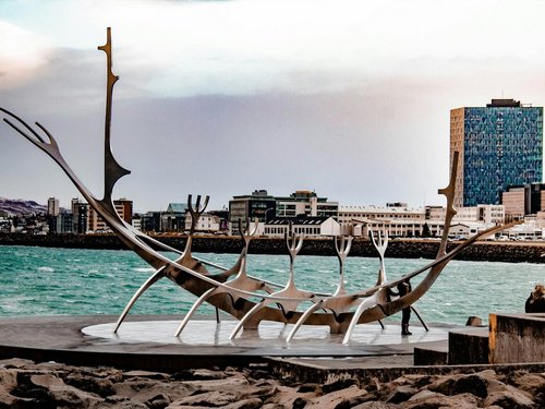 Blick auf die Stadt Reykjavik mit dem Meer im Vordergrund.