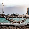 Blick auf die Stadt Reykjavik mit dem Meer im Vordergrund.