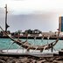 Blick auf die Stadt Reykjavik mit dem Meer im Vordergrund.