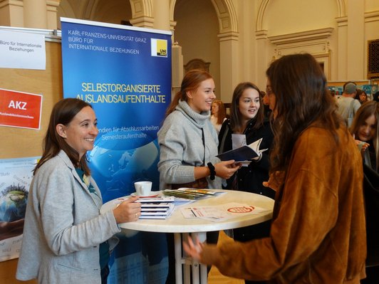 Junge Frauen unterhalten sich bei einer Messe