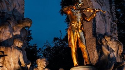 Strauß-Denkmal im Abendlicht