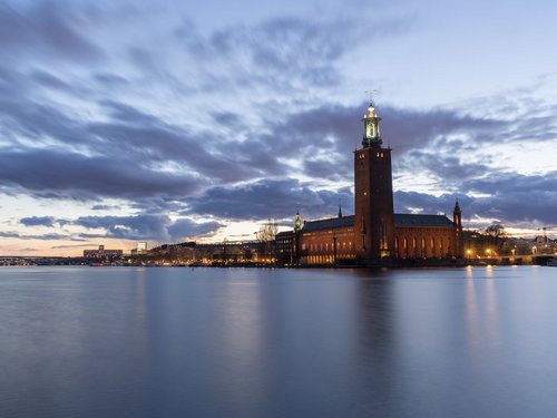 Breathtaking view of the City Hall building in Stockholm captured at twilight Blick auf Stockholm in der Dämmerung vom Meer aus.