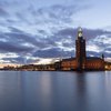 Breathtaking view of the City Hall building in Stockholm captured at twilight Blick auf Stockholm in der Dämmerung vom Meer aus.