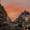 Straße in Dublin zur Zeit des Sonnenuntergangs. 